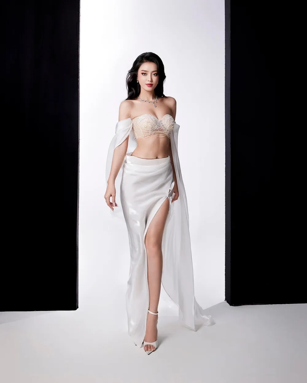 Khoảnh khắc đăng quang của Bùi Khánh Linh đăng quang