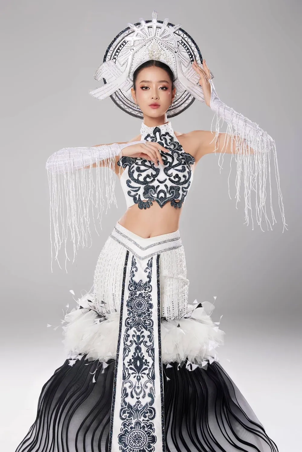 Dân mạng hỏi dồn Bùi Khánh Linh cao mét mấy