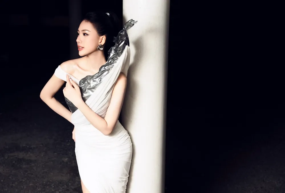 Lộ diện vương miện Bùi Quỳnh Hoa đầy quyền lực