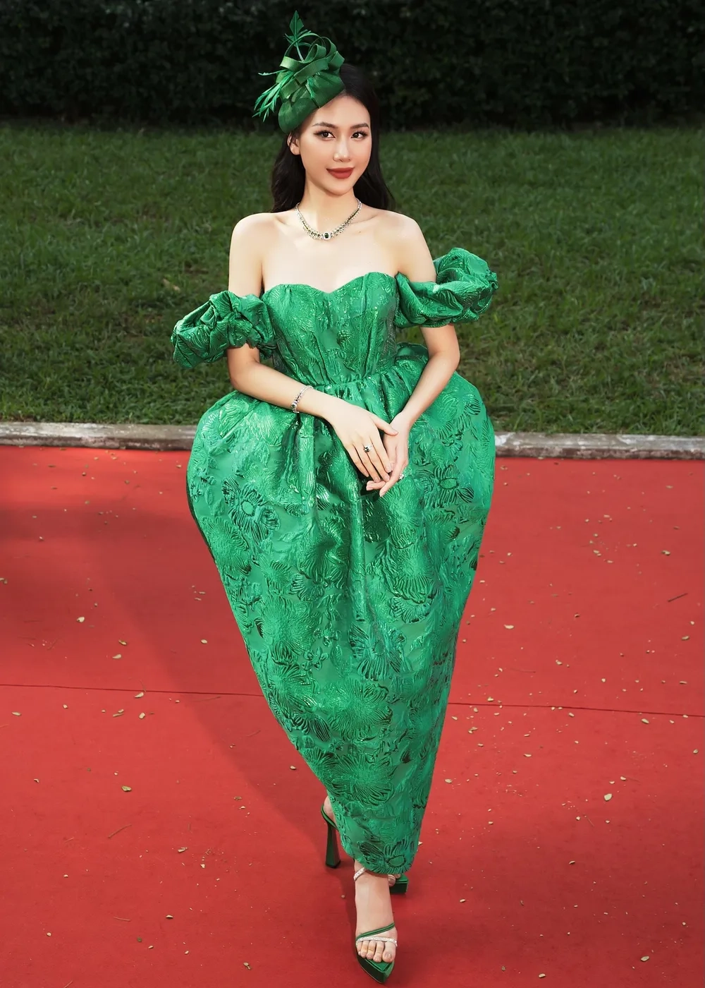 Đọ sắc vóc với Bùi Quỳnh Hoa chiều cao