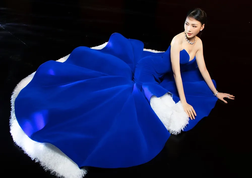 Gây sốt khi Bùi Quỳnh Hoa thi Miss Universe