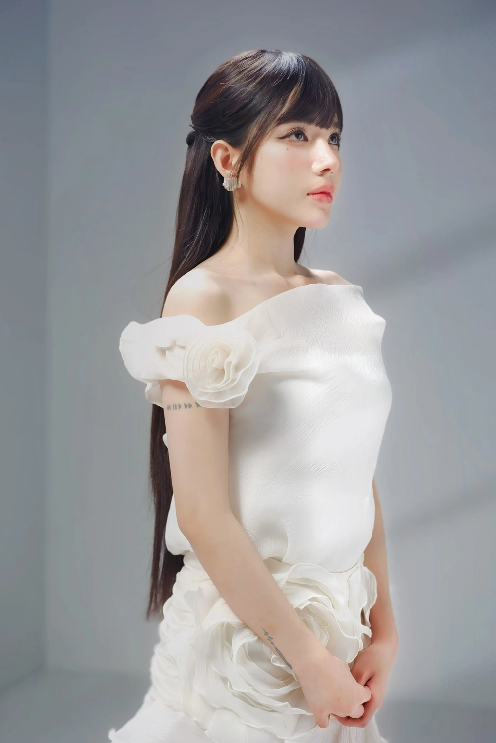 Dân mạng tìm kiếm ảnh ca sĩ LyLy sửa mũi