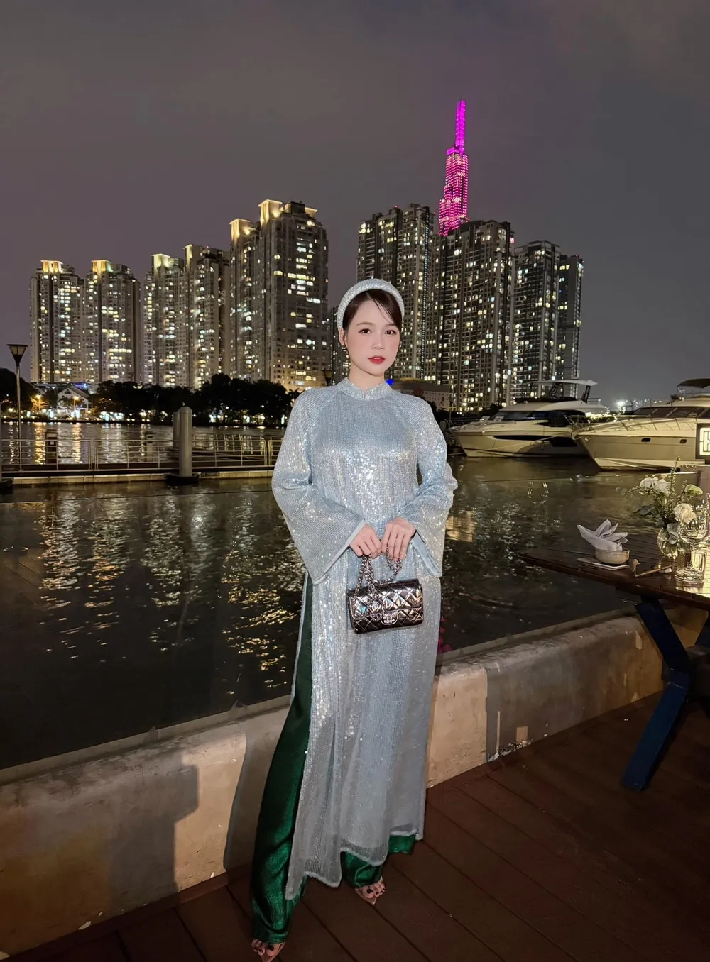 Lộ ảnh hậu trường khi diễn viên Sam sinh con