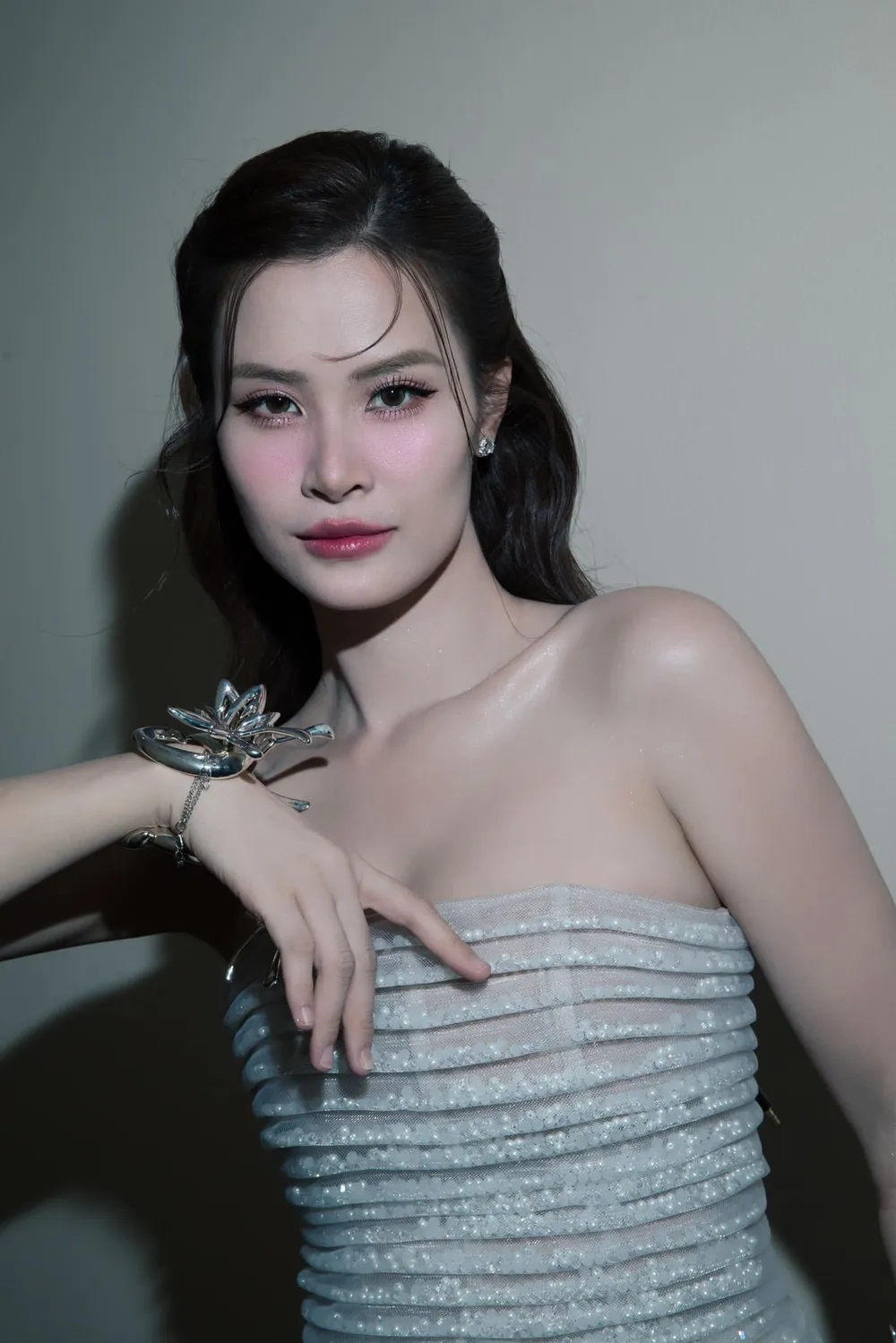 MV triệu view đình đám Đông Nhi MV