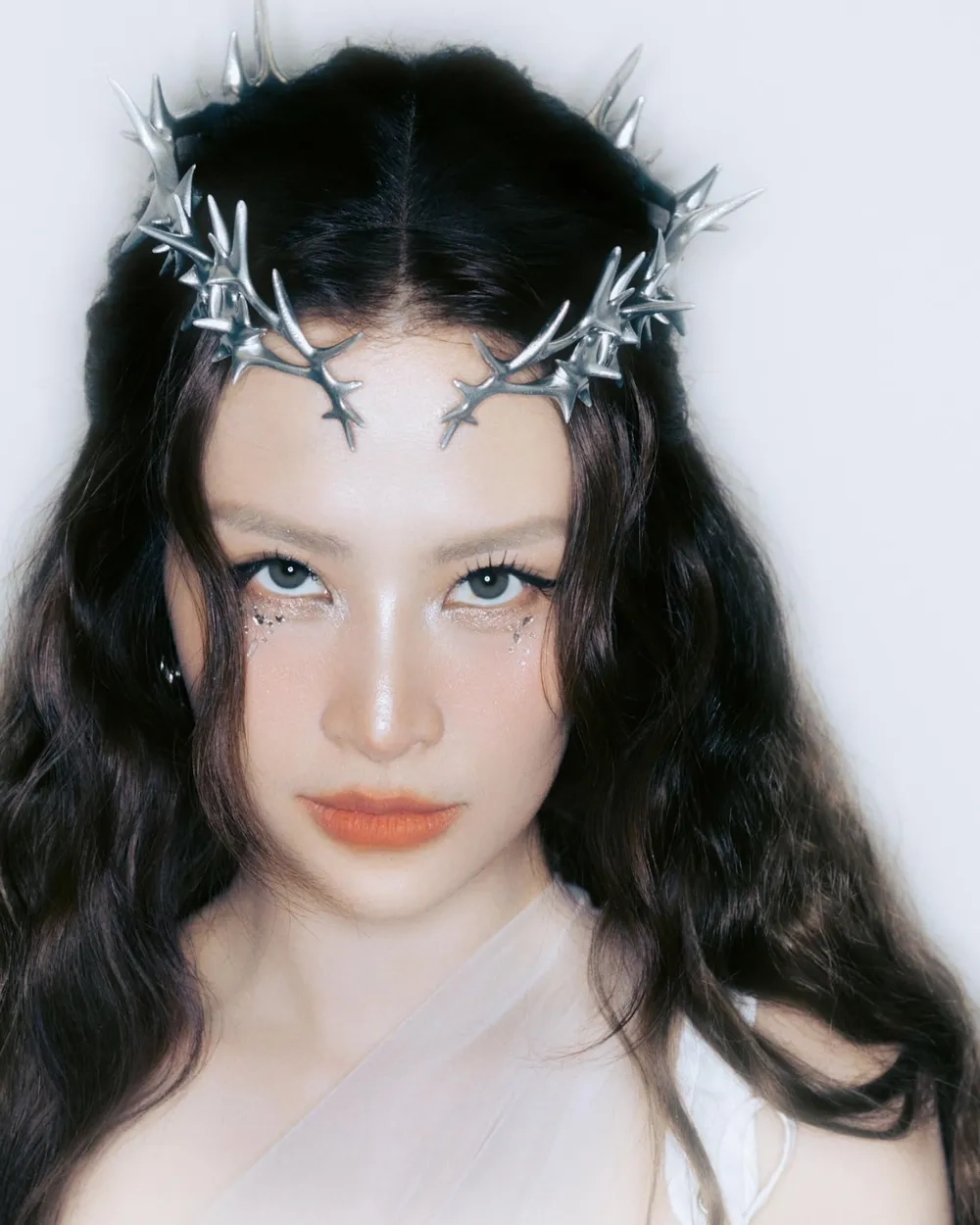 Cảm xúc buồn bã trong Đông Nhi Trách ai bây giờ