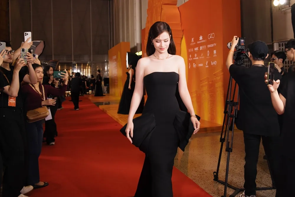 Chiều cao của nữ ca sĩ Đông Nhi cao bao nhiêu