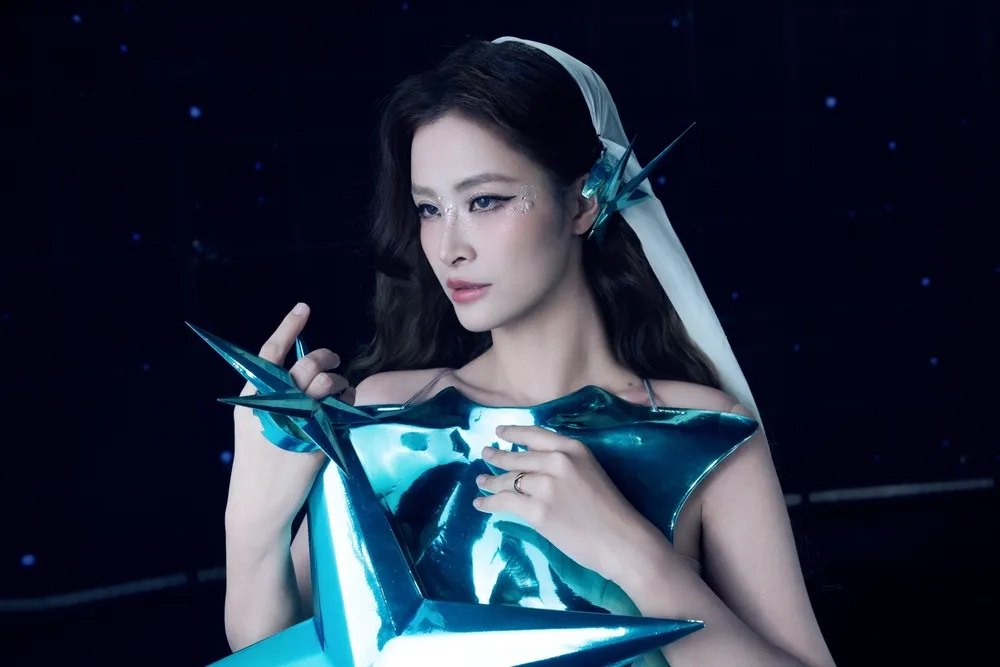 Trang chính thức được xác nhận Đông Nhi official