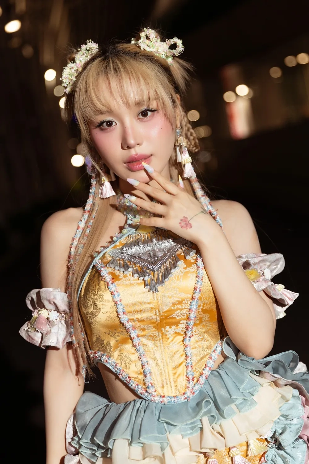 Bất ngờ với Han Sara chiều cao