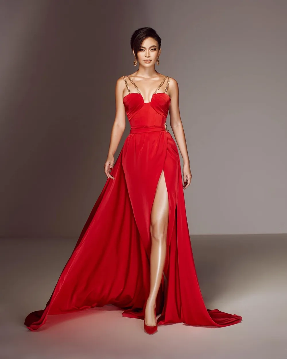 Bật mí chiều cao thật của Mâu Thủy chiều cao