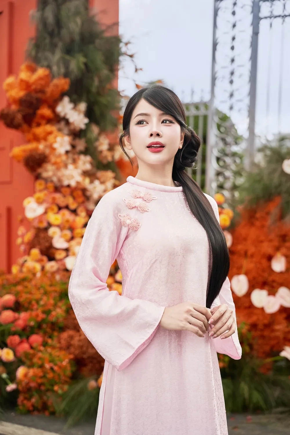 Nàng DJ dịu dàng trong DJ Mie mặc áo dài