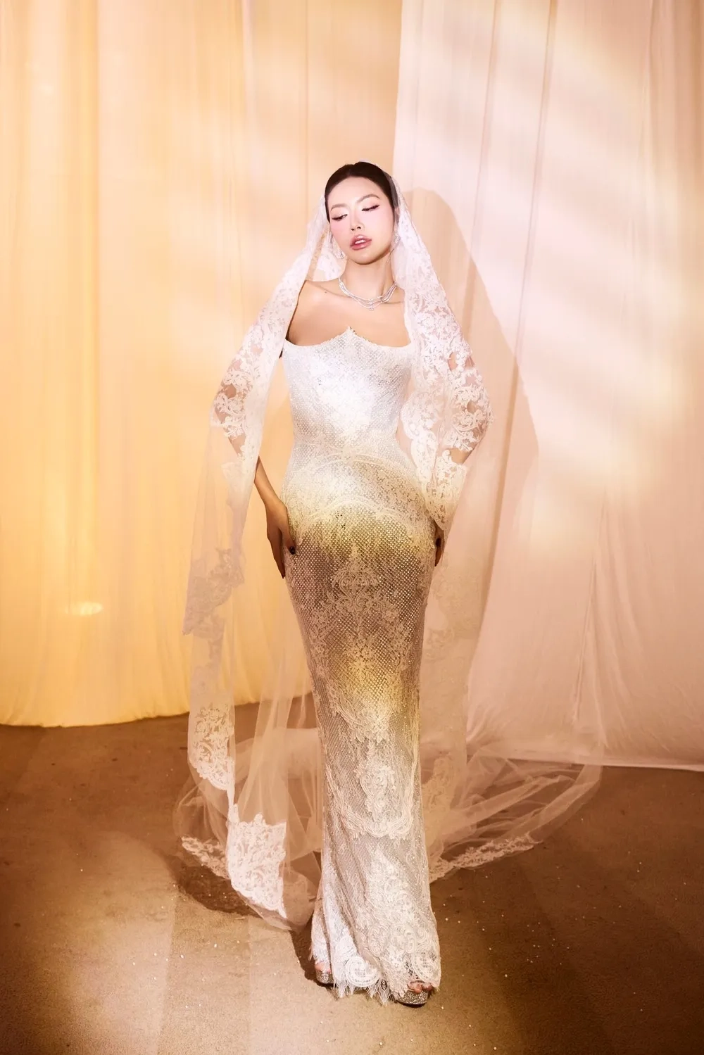 Phong cách chuẩn quốc tế Minh Tú Catwalk