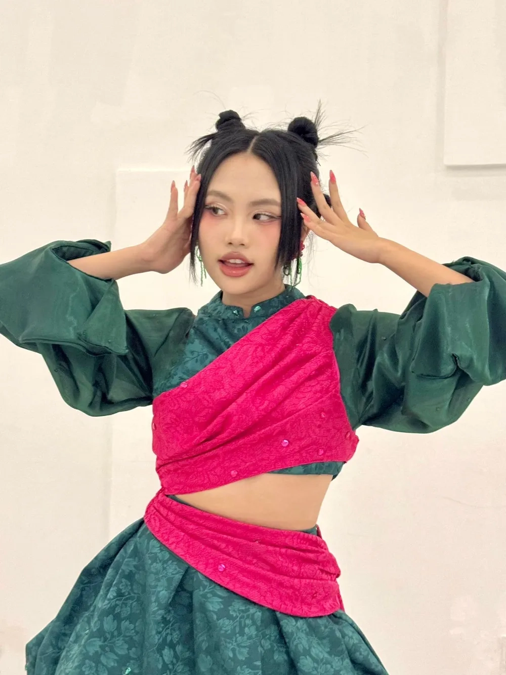 Cảm xúc thăng hoa qua lời bài hát Phương Mỹ Chi vũ trụ có anh