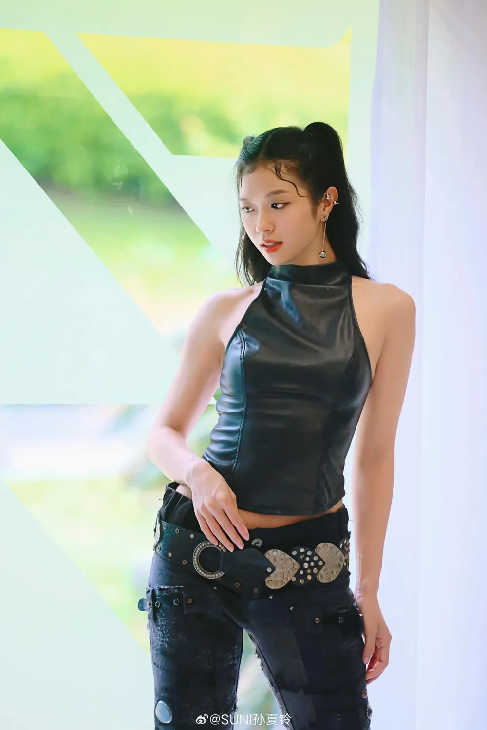 Hình ảnh mới cực cuốn trong Suni Hạ Linh đạp gió