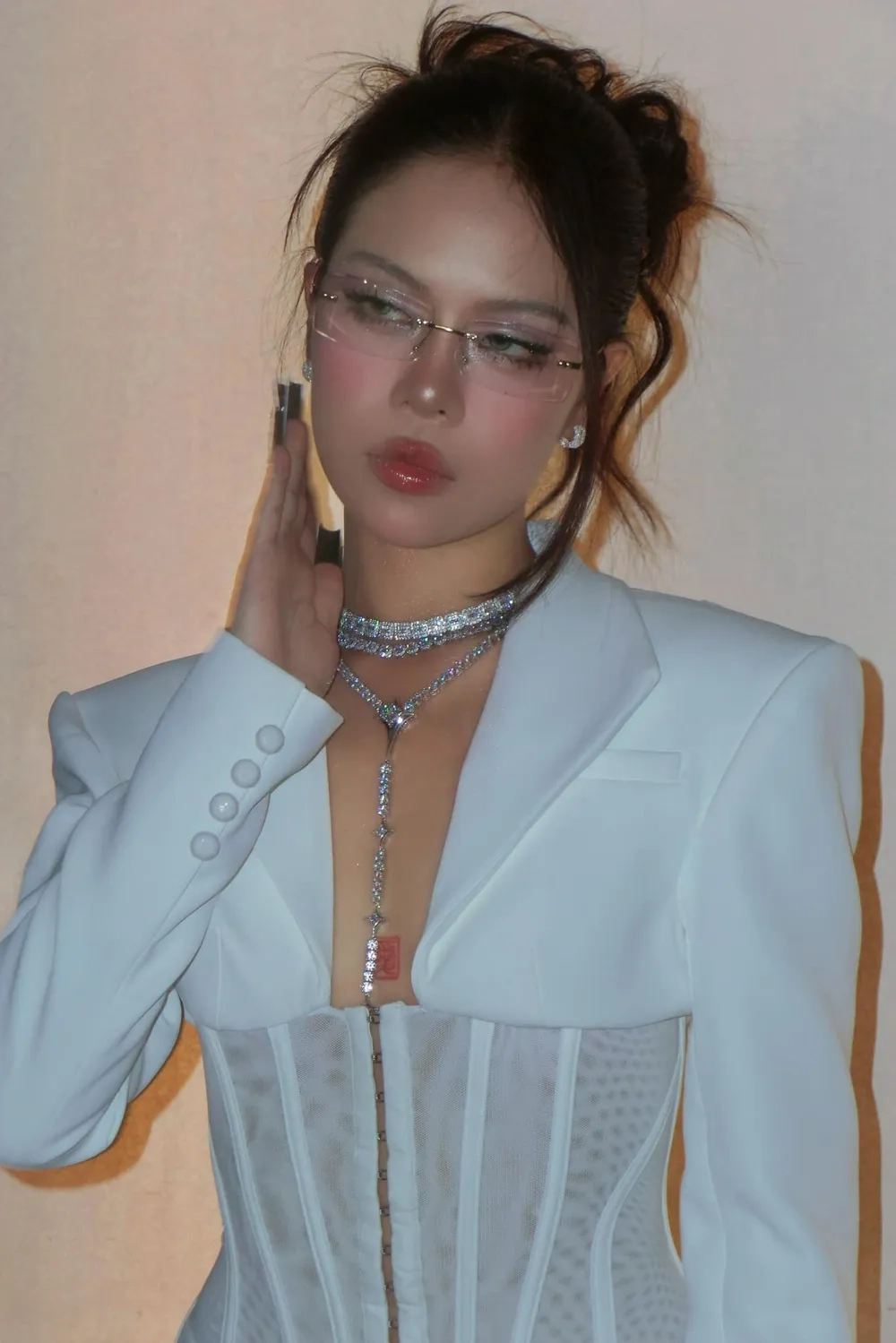 Thông điệp mạnh mẽ từ lời bài hát Tlinh nữ siêu anh hùng