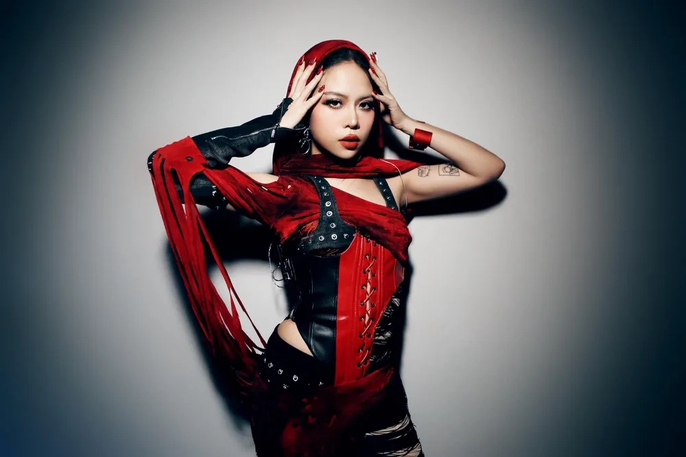 Bùng nổ cá tính trong lời bài hát Tlinh người điên