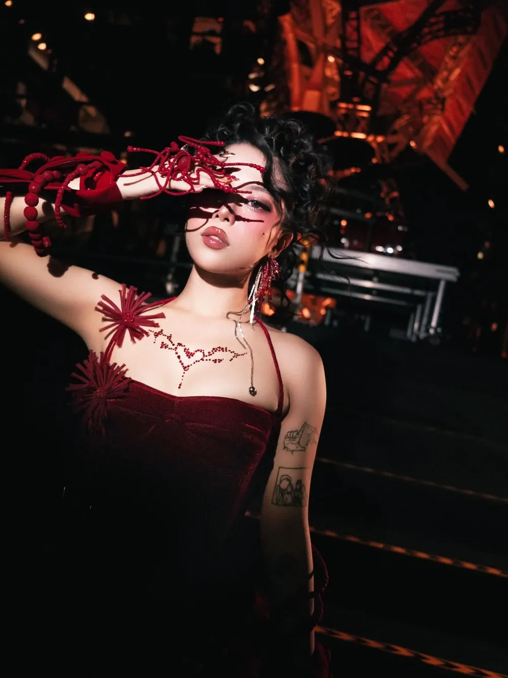 Bay bổng cùng miền mộng mị Tlinh