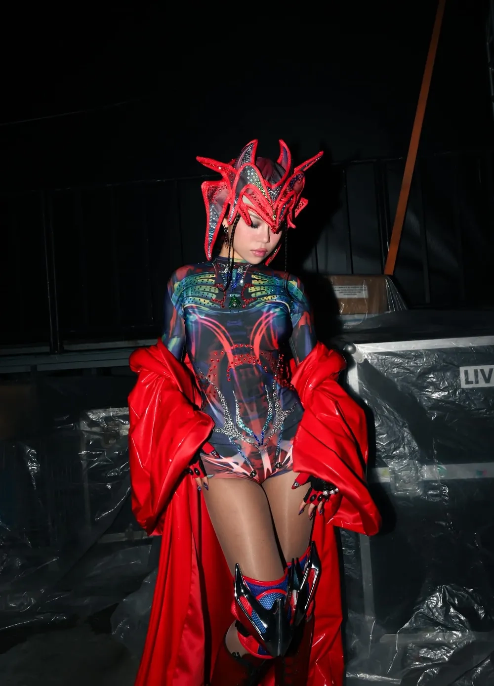 Phiên bản mới lạ của chiếc khăn gió ấm Tlinh