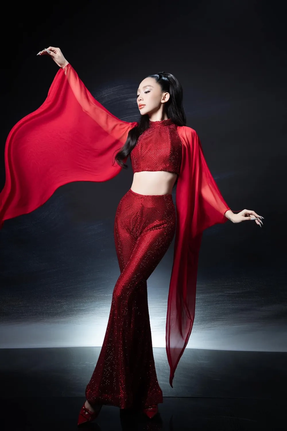 Gây bão mạng với Vũ điệu cồng chiêng Tóc Tiên