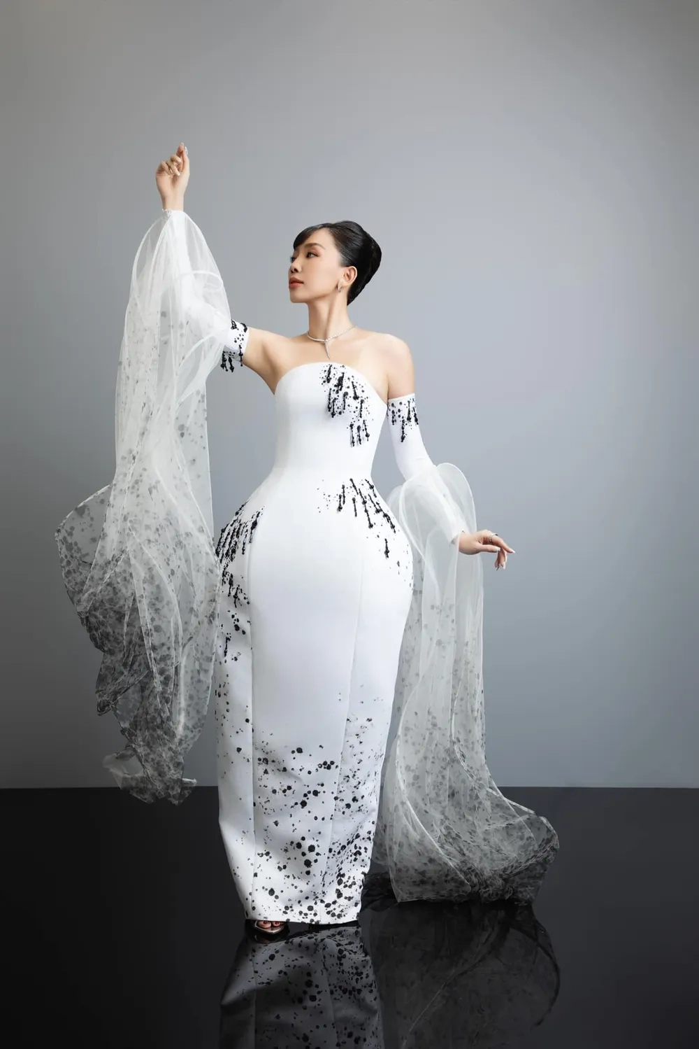 Vũ đạo cháy hết mình trong lời bài hát Tóc Tiên Vũ điệu cồng chiêng