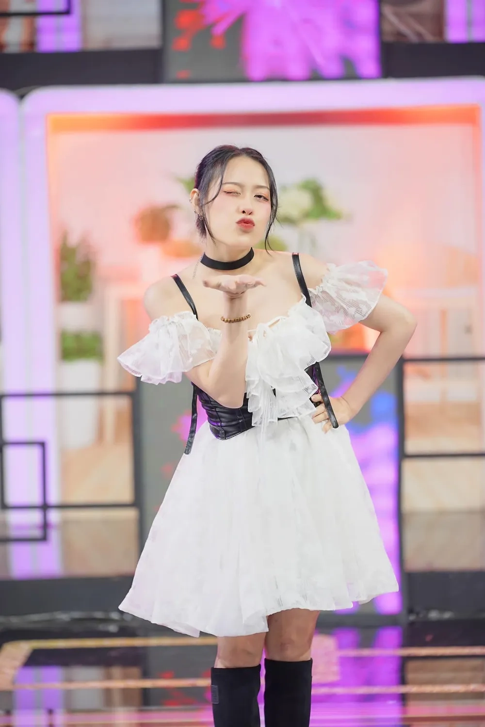 Thần thái không chê vào đâu được Trà Đặng ngầu