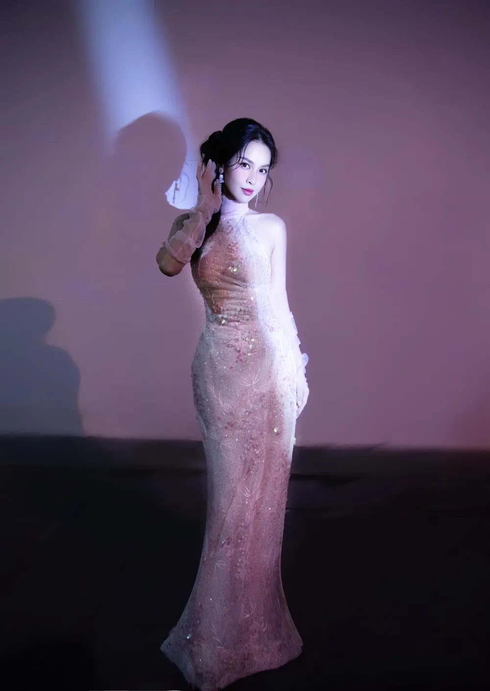 Fan thích thú với màn kết hợp lạ lắm à nha Tú Vi