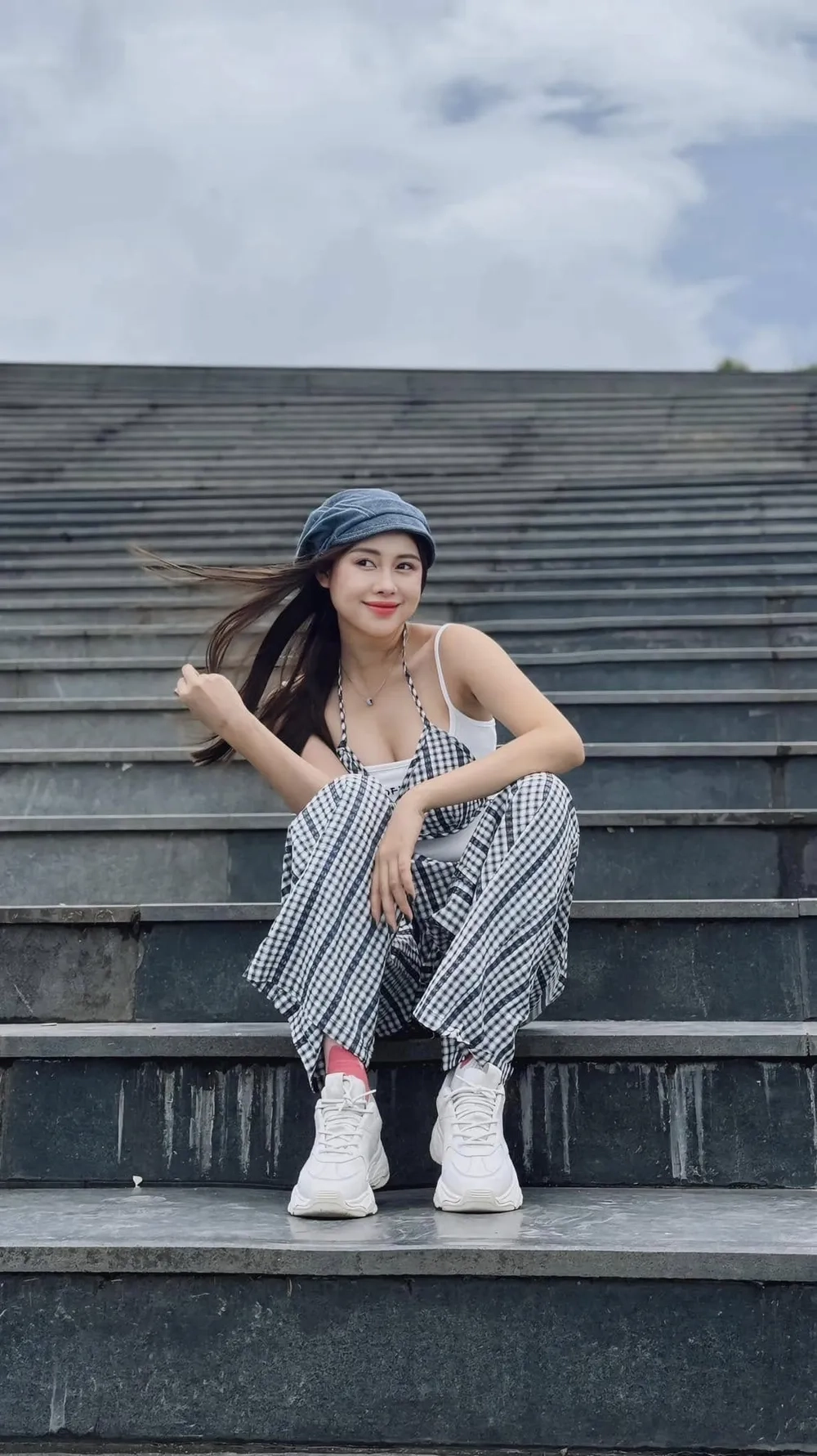 Fan tò mò Việt Phương Thoa cao bao nhiêu