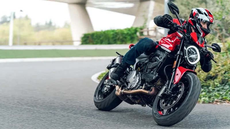 Tìm hiểu giá ducati monster+ 2026 lăn bánh tại Việt Nam