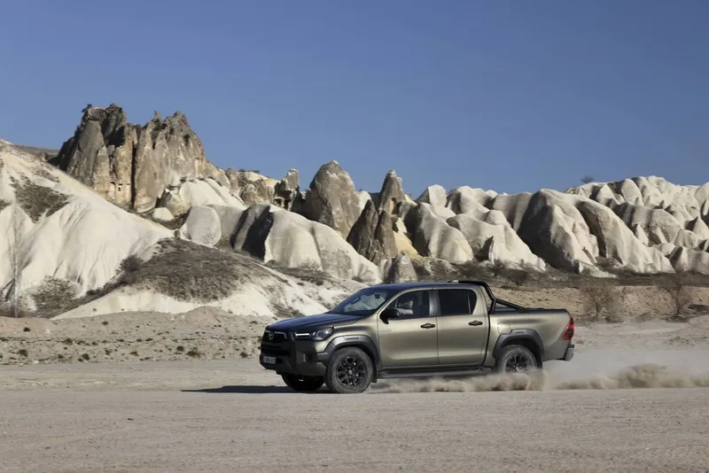 Toyota Hilux 2026 trang bị động cơ mạnh mẽ ổn định