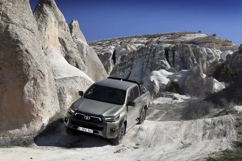 Toyota Hilux 2026 bản 4x4 phù hợp địa hình khó