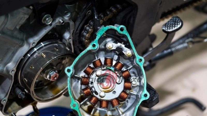 Thay dầu nhớt để loại bỏ tạp chất và nước